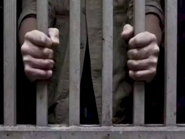 CG जेल ब्रेक BIG NEWS: बलात्कार का विचाराधीन बंदी दिनदहाड़े जेल से फरार.... प्रबंधन में मचा हड़कंप.... तलाश में जुटी पुलिस.... जेल की सुरक्षा में फिर लगी सेंध.....