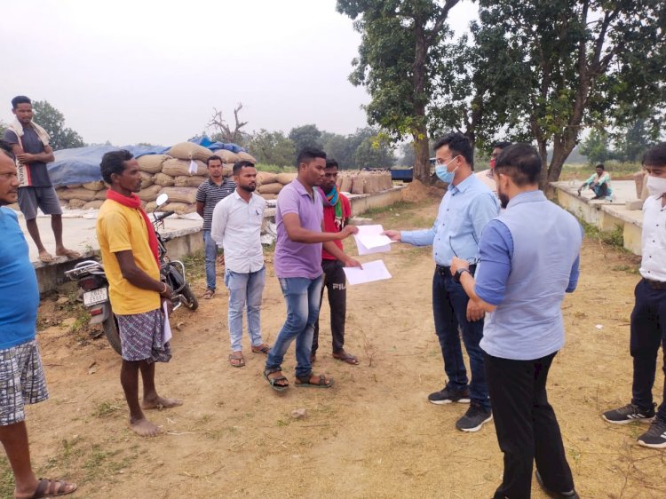जिले के प्रभारी सचिव श्री नीरज बनसोड़ ने छिन्दगढ़ सहित विभिन्न धान खरीदी केंद्रों का किया निरीक्षण