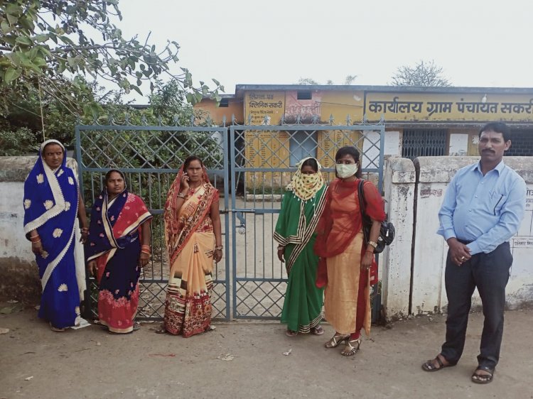 सरपंच की शिकायत : सचिव ने सरपंच के काले करतूतों की SDM से की शिकायत…फिर जो हुआ….आगबबूला सरपंच जी ने पंचायत भवन में जड़ दिया ताला…सचिव घंटो खड़े होकर ताला खुलने का करते रहे इंतजार…जाने पूरा मामला……