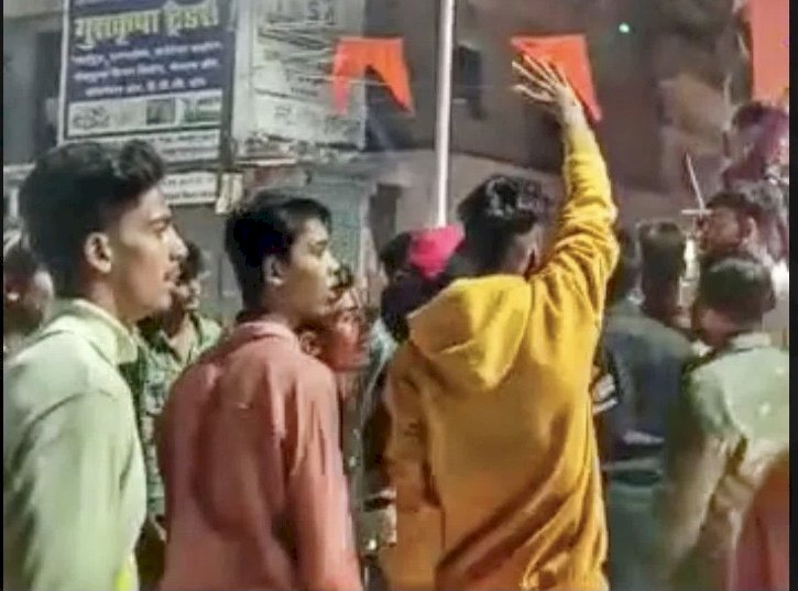 CG बिग न्यूज़ :राजधानी का माहौल बिगाड़ने की कोशिश….हिंदुत्व आस्था पर पुनः प्रहार ! कवर्धा के बाद राजधानी रायपुर में दो समुदायों के बीच झंडा फाड़ने पर विवाद, दोनों पक्षों पर FIR….रायपुर पुलिस ने शांति बनाए रखने अपील…..भारी संख्या में फोर्स तैनात……
