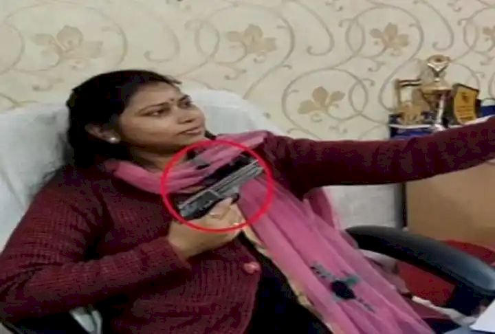महिला नेता ने सरकारी दफ्तर में लहराया पिस्तौल: सरकारी दफ्तर में बंदूक के साथ पोज देतीं नजर आईं महिला नेत्री.... BJP नेता ने कसा तंज- तलाशी लेंगे तो बम भी मिलेगा.... VIDEO वायरल होने के बाद बवाल....