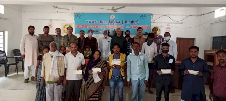 लखनपुर जनपद कार्यालय सभाकक्ष में 24 हितग्राहियों को पंचायत एवं स्वास्थ्य मंत्री स्वेच्छा अनुदान राशि के चेक का किया गया वितरण