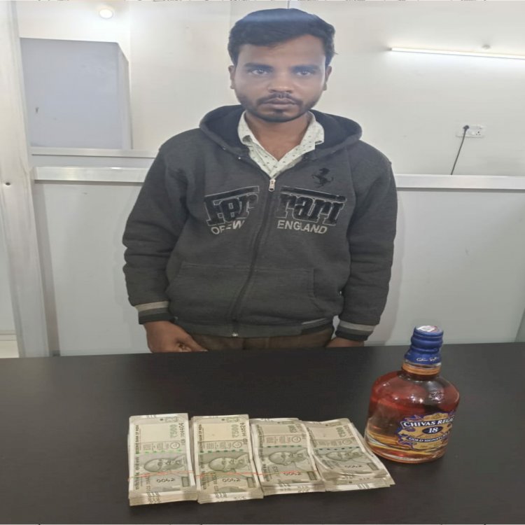 CG- जीजा के साथ पीने साले ने चुराई थी महंगी शराब: अंग्रेजी शराब दुकान प्रीमियम शाॅप में हुए लाखों रूपए की चोरी का खुलासा.... शराब दुकान का पूर्व सिक्योरिटी गार्ड ही निकला आरोपी.... पार्टी करने वाला था चोर और घर पहुंच गई पुलिस.....