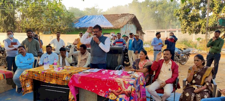 विधायक जगदलपुर एवं संसदीय सचिव रेखचंद जैन ने नगरनार क्षेत्र में किसानों को उन्नत बीज वितरित किया