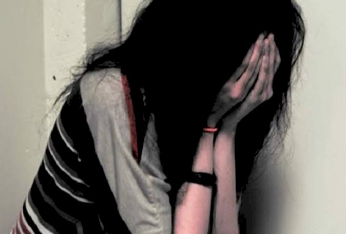 CG नाबालिग से रेप : घर में घुसकर आरोपी ने किया 15 साल की लड़की से दुष्कर्म... शिकायत करने पर नहीं सुन रही थी पुलिस... परिजन ने चौकी घेरी तब हुई FIR….जाने पूरा मामला……
