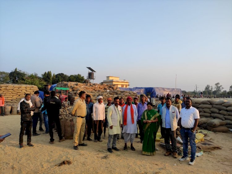 *धान खरीदी केंद्रों में पहुंचीं पूर्व विधायक श्रीमती रजनि रविशंकर त्रिपाठी ... मिली किसानों से .. लिया व्यवस्थाओं का जायजा...*