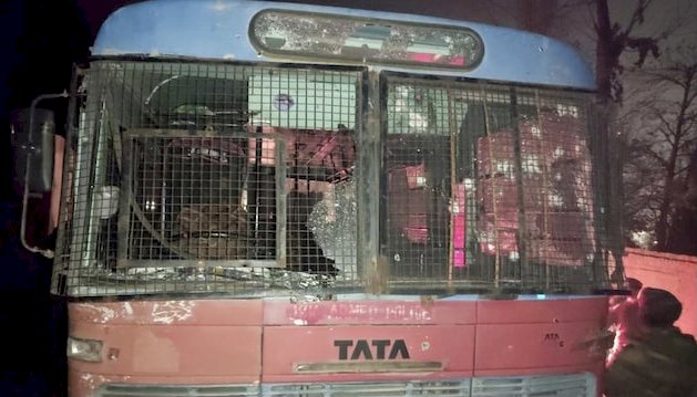 2 जवान शहीद बिग ब्रेकिंग : बड़ा आतंकी हमला, पुलिस की बस पर फायरिंग ,फायरिंग में 2 जवान शहीद , 14 जवान ज़ख्मी…. PM ने मांगी जानकारी…..
