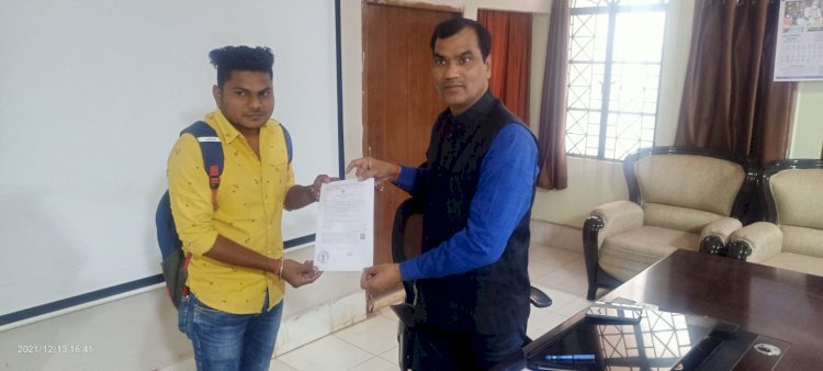 कलेक्टर रमेश कुमार शर्मा ने ऑनलाइन पेट्रोल पंप अनापत्ति प्रमाण पत्र आवेदक को किया प्रदाय