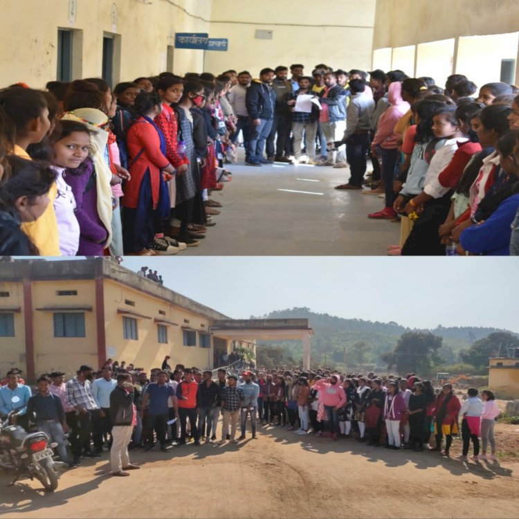 लखनपुर नवीन महाविद्यालय में व्याप्त अव्यवस्थाओं को लेकर छात्र छात्राओं ने किया आंदोलन,लगाये महाविद्यालय के विरोध में नारे