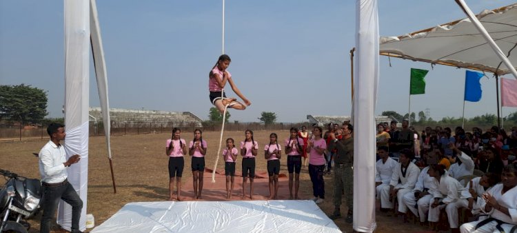 *सूरजपुर पुलिस की टीम रक्षक का आईजी सरगुजा ने किया शुभारंभ।* *महिलाओं के लिए निडर वातावण बनाने टीम रक्षक स्कूलों, कालेजों के पास करेगी पेट्रोलिंग।* *हिम्मत कार्यक्रम से जुड़े बालिकाओं ने मलखम, सेल्फ डिफेंस का किया शानदार प्रदर्शन।*