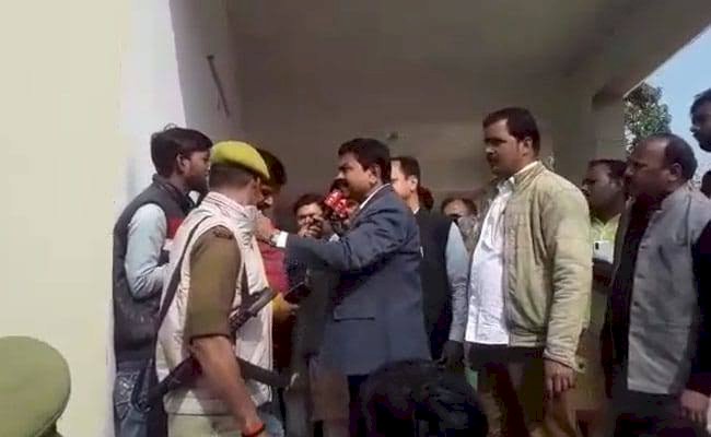 VIDEO माइक दबोचा, पत्रकारों को दी गाली: जब जेल में बंद बेटे पर पूछा सवाल तो केंद्रीय मंत्री ने खोया आपा.... गृह राज्य मंत्री ने पत्रकारों को दी गाली- 'बंद कर बे, दिमाग खराब है, सा##... शर्म नहीं आती'.... हाथ उठाने की कोशिश.... दिल्ली तलब.... देखिए पूरा VIDEO.....