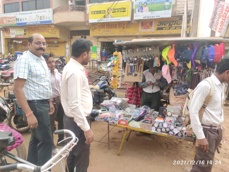 CG BEMETARA:बेरला के मुख्य मार्गों एवं बाजार क्षेत्रों से दुकानदार द्वारा किए गए अतिक्रमण को हटाने के लिए SDOP और CMO द्वारा दुकानदारों को दिया गया समझाईश...नही मानेंगे तो होगा समान जप्ती की कार्यवाही
