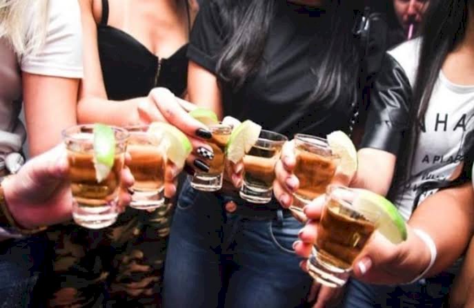 छात्रों की दारू-सेक्स पार्टी: जंगल में शराब-ड्रग के साथ सेकंडरी स्कूल के छात्र-छात्राओं की सेक्स-पार्टी.... 16 अरेस्ट.... नशा और संबंध बनाते रंगे हाथ पकड़े गए.... कई स्टूडेंट्स मिले बेहद आपत्तिजनक हालत में......
