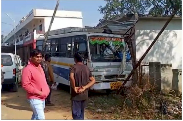 जगदलपुर आसना के पास आज सुबह एक तेज रफ्तार ट्रक चालक ने अपने सामने चल रही एक मिनी बस को ठोकर मार दिया