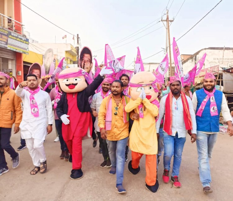 बीरगांव में मोटू पतलू ने किया घर-घर जाकर जनसंपर्क! जोगी कांग्रेस के पक्ष में वोट करने की अपील.... बीरगांव चुनाव प्रचार में आज टीवी फेम मोटू-पतलू के वेशभूषा के साथ चुनाव प्रचार रहा आकर्षण का केंद्र......