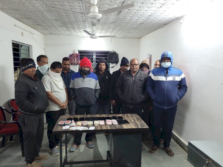 CG- जंगल में सजी थी जुआरियों की महफिल: धड्डले से 52 परियों से इश्क लड़ा रहे थे दीवाने…. जुआ फड़ पर पुलिस का छापा.... 13 जुआरी रंगे हाथों पकड़ाए.... लाखों नगदी और गाड़ियां जप्त.....