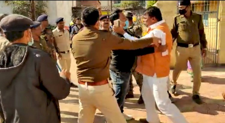 वोटरों को धमकाते धरे गए भाजपा प्रत्याशी दया सिंह, पुलिस अधिकारियों के साथ की हाथापाई