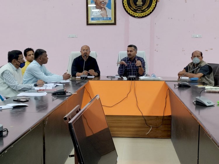 CG BEMETARA:बेमेतरा कलेक्टर ने समिति प्रबंधक/धान खरीदी प्रभारियों की ली समीक्षा बैठक..... टोकन में छोटे किसानों 80 प्रतिशत एवं बड़े किसानों 20 प्रतिशत के अनुपात का पालन करते हुए खरीदी व्यवस्था रखे