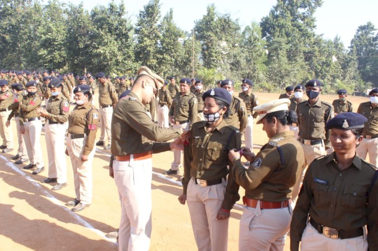 CG पुलिस प्रमोशन: 159 जवानों को मिला प्रमोशन.... 29 प्रधान आरक्षक से बने ASI.... वही 130 आरक्षक से हेड कांस्टेबल के पद पर हुए पदोन्नत.... SP ने स्टार लगाकर.....