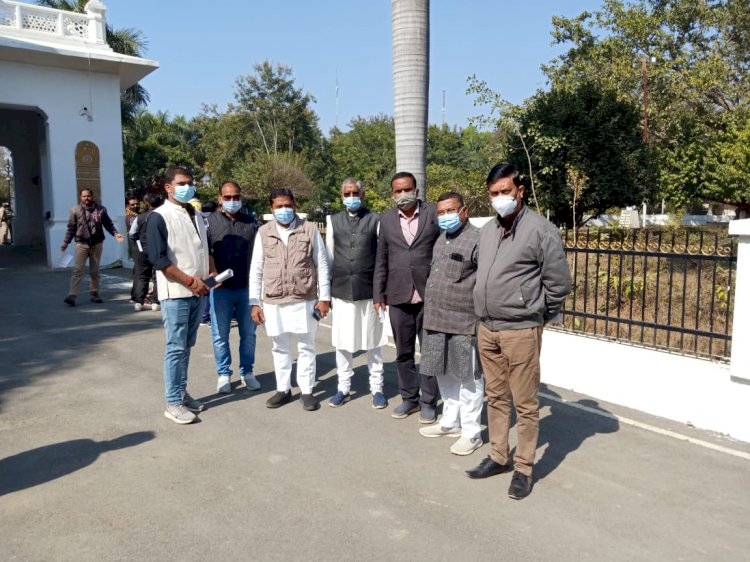 लखनपुर कांग्रेस प्रतिनिधि मंडल ने कलेक्टर से की मुलाकात गबन और सजा व्याप्त धान खरीदी प्रभारीयो के विषय में सौंपा ज्ञापन