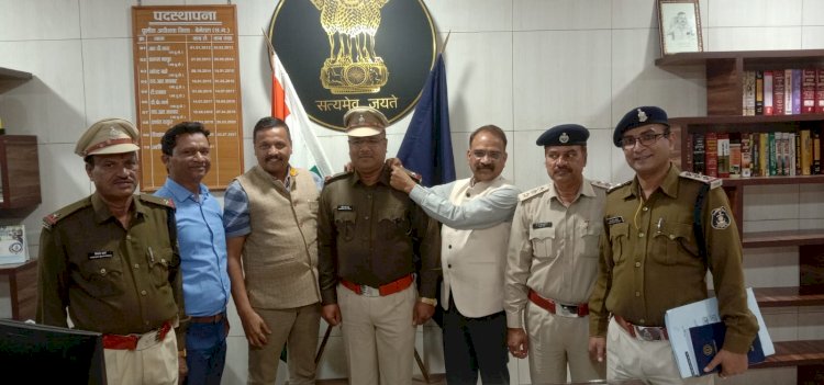CG:बेमेतरा SP धर्मेन्द्र सिंह ने जिले के प्रधानआरक्षक मोहन साहू व.विनोद शर्मा को स्टार व कैप लगाकर सहायक उप निरीक्षक के पद पर किया पदोन्नत