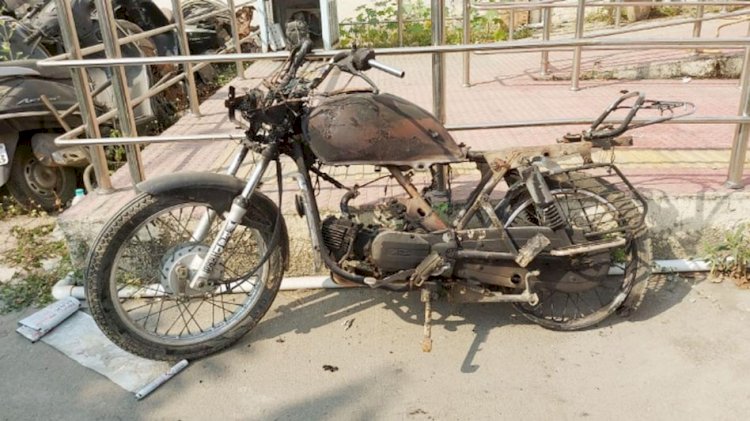 ठंड लगने पर चोर ने जला दी बाइक: चोरों ने चुराई 10 मोटरसाइकिल.... चोर को लगी ठंड और मोटरसाइकिल जलाकर हाथ सेंकने लगा.... फिर जो हुआ.... पुलिस भी हैरान....