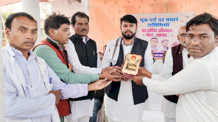 CG:आदर्श ग्राम सिरसा में बाबा गुरु घासीदास मंदिर स्थापना दिवस समारोह में पहुंचे विधायक आशीष छाबड़ा....सुगम सडक योजना अंतर्गत मुख्य मार्ग से जैतखाम पहुंच मार्ग हेतू 10 लाख देने का घोषणा किये....बाबा गुरू घासीदास जी ने दुनिया को सामाजिक समरसता का दिया संदेश विधायक छाबड़ा