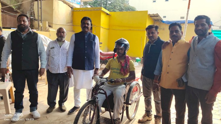 संसदीय सचिव रेखचंद जैन ने दिव्यांग युवक को बैटरी चालित ट्राय साइकिल प्रदान की