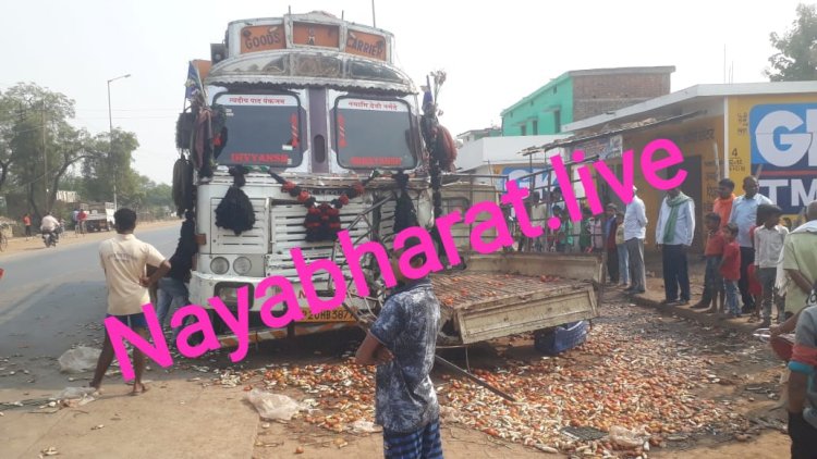 CG BEMETARA:स्टेयरिंग फेल होने पर ट्रक से टकराया सब्जी भरा मालवाहक टमाटर लूटने मची होड़...रायपुर मार्ग में ग्राम कठिया के प्राइमरी स्कूल के पास कीघटना...ट्रक में टकराई क्षतिग्रस्त छोटा हाथी वाहन...