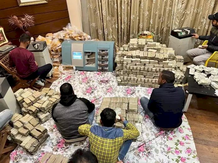357 करोड़ कैश बरामद : कारोबारी के ठिकाने से इनकम टैक्स को मिला कुबेर का खजाना.... 125 KG सोना,500 चाबियां….357 करोड़ कैश के अलावे करोड़ों की ज्वेलरी बरामद.... दीवार में चुनवा रखी थी तिजोरी......जानें कौन हैं पीयूष जैन जो आज भी चलते हैं पुराने स्कूटर से……