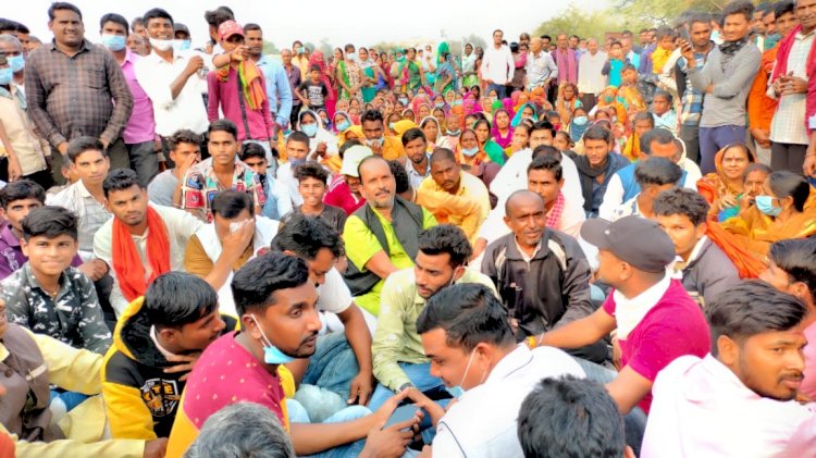 CG:बेमेतरा जिले के ग्राम सरदा में जनसुनवाई के बाद लिखित आश्वासन की मांग को लेकर मुख्य मार्ग पर घंटे भर किया गया चक्काजाम...सरदा में प्लांट स्थापना का सत्ता पक्ष और विपक्ष दोनों के जनप्रतिनिधि खुलकर विरोध कर रहे हैं