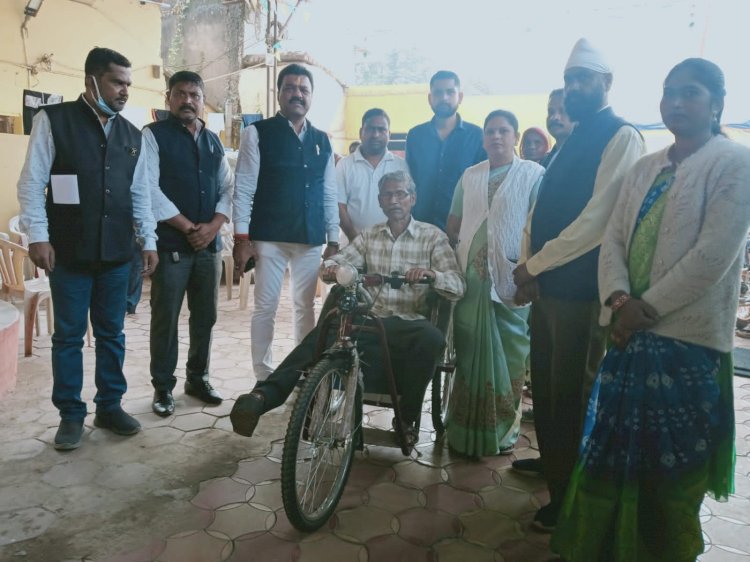 संसदीय सचिव रेखचंद जैन ने दिव्यांग बुजुर्ग को बैटरी चालित ट्राय साइकिल प्रदान की