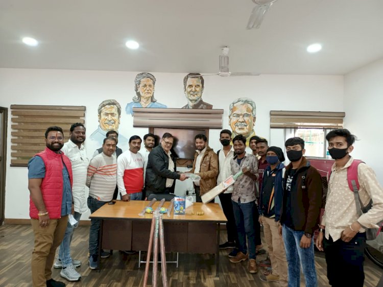 रायपुर पश्चिम के संत रविदास वार्ड,सरोना के युवकों को क्षेत्रीय विधायक विकास उपाध्याय ने किया क्रिकेट सामग्री भेंट.....