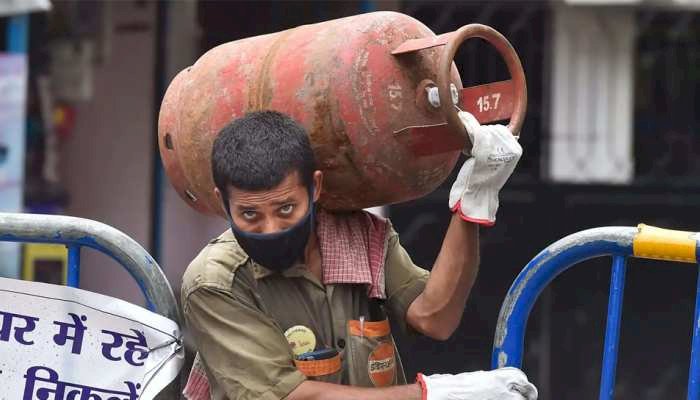 नए साल पर बड़ा तोहफा!... एलपीजी सिलेंडर के दामों में हुई भारी गिरावट.... सीधे 100 रुपये सस्ता हुआ LPG सिलेंडर.... जानें 1 जनवरी 2022 को क्या है नया रेट और किनको होगा फायदा.....