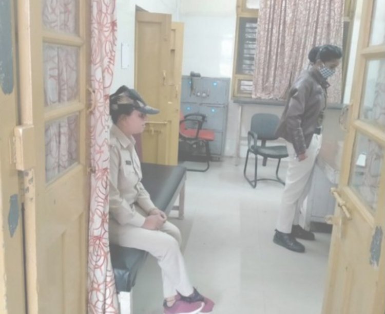 लेडी फॉरेस्ट गार्ड का ड्रामा: नशे में धुत फॉरेस्ट गार्ड….बैंक कैशियर से बोली- पैसे निकालकर दो…खाते में जीरो बैलेंस बताया तो गालियां की बौछार की…फिर जो हुआ….पहुँची पुलिस से बोली- गुटखा खिलाओ…जाने मामला…..