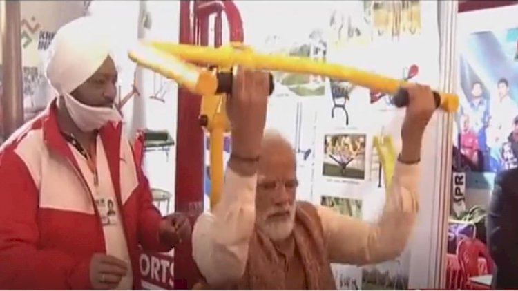 VIDEO- PM मोदी ने जिम में आजमाया हाथ: Sports university का शिलान्यास.... प्रधानमंत्री नरेंद्र मोदी ने जिम में कसरत की.... देखें VIDEO......