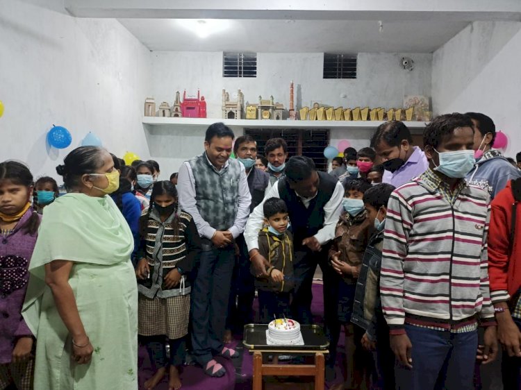 महासमुंद कलेक्टर सिंह ने नेत्रहीन बच्चों के साथ मनाया नया साल उनकी सोच सामाजिक सरोकार की पूरे शहर में इनके कार्यो की चर्चा पढ़े पूरी खबर