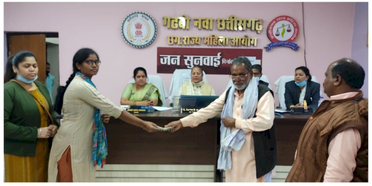 आयोग के समक्ष समाज प्रमुखों ने आवेदिका को वापस किये 30 हजार रुपये
