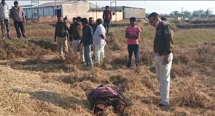 CG:बेमेतरा मुख्यालय के कोबिया देशी शराब दुकान के पास युवक की संदिग्ध अवस्था मे मिला लाश... देशी शराब दुकान के पास लाश मिलने से हडकंप मच गया..सुचना मिलने पर तत्काल पहुंचे टीआई अपने टीम के साथ