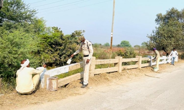 वाहन दुर्घटनाओं की रोकथाम के लिए कबीरधाम पुलिस/ नगर पालिका की टीम का अभिनव पहल।