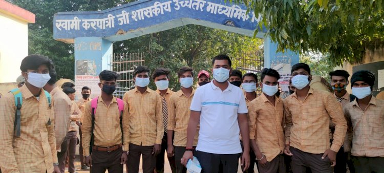 एनएसयूआई ने किया पीजी कॉलेज में मास्क का वितरण