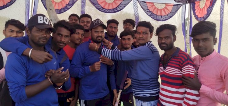 टेनिस बॉल क्रिकेट टूर्नामेंट के अपने चौथे मैच में ओखर की टीम ने बम्हनिनडीह को दी मात राजेश साहू 58 तो कमलेश साहू ने 27 रनो का दिया योगदान राजेश बने मैच के हीरो सेमी में पहुंची टीम पढ़े पूरी खबर