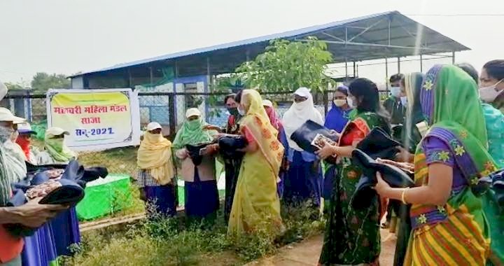 CG BEMETARA:साजा माहेश्वरी महिला मंडल ने की एक नई पहल...डोर टु डोर कचरा कलेक्शन करने वाली सफाई कर्मचारी व सामुदायिक स्वास्थ्य केंद्र में मरीजो को बाँटे कंबल