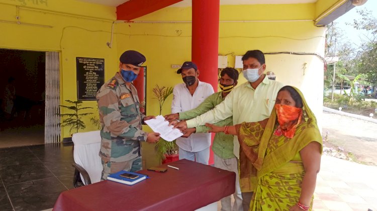 पंजाब में पीएम काफिले को रोकने के मामले पर भाजपाइयों ने थाना प्रभारी को सौंपा ज्ञापन
