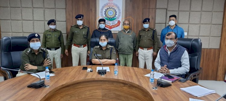 CG: 'एक साथ एक लाख जमा करिए, हर महीने पाइए 9 हजार'.... एक करोड़ की ठगी.... कंपनी के 2 डायरेक्टरों को किया गया गिरफ्तार.... स्कोडा कार, क्रेडिट कार्ड, मोबाईल, चेक जप्त.....
