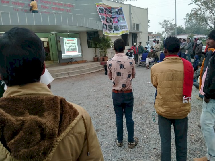यातायात नियमों के प्रति किसान व आम जनों को प्रोजेक्टर के माध्यम से दि गयी जानकारी।