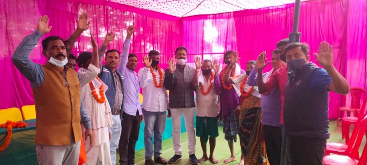 संसदीय सचिव रेखचंद जैन के कार्यों से प्रभावित होकर दो पूर्व सरपंचों सहित आधा दर्जन भाजपाइयों ने कांग्रेस प्रवेश किया