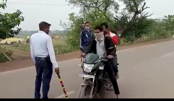 CG:बेमेतरा जिले में बढ़ते कोरोना संक्रमण को देखते हुए यातायात पुलिस बेमेतरा द्वारा मास्क व हेलमेट लगाने कर रहे है जागरूक