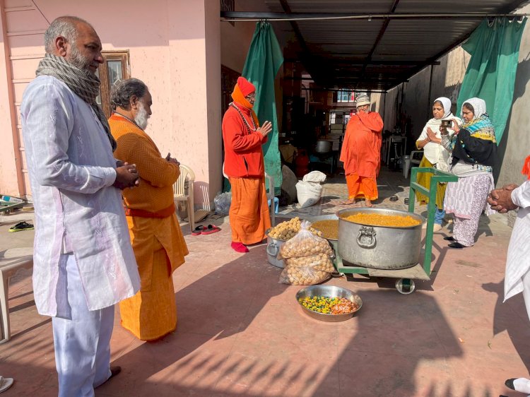 हरि शेवा धाम द्वारा जरूरतमंदों को खाद्य सामग्री की वितरित