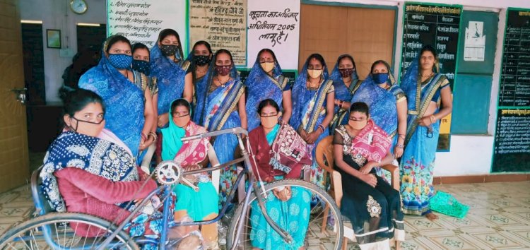 CG BEMETARA:जय मां तुलसी महिला स्व सहायता समूह बीजा द्वारा दिव्यांजन महिलाओं को शाल श्रीफल एवं तिल्ली लड्डू वितरण किया गया